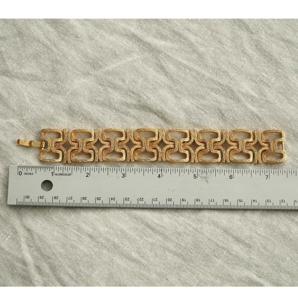 Vintage Signed Trifari Brutalist Gold Tone Textured Statement Bracelet Pristine - Picture 7 of 8